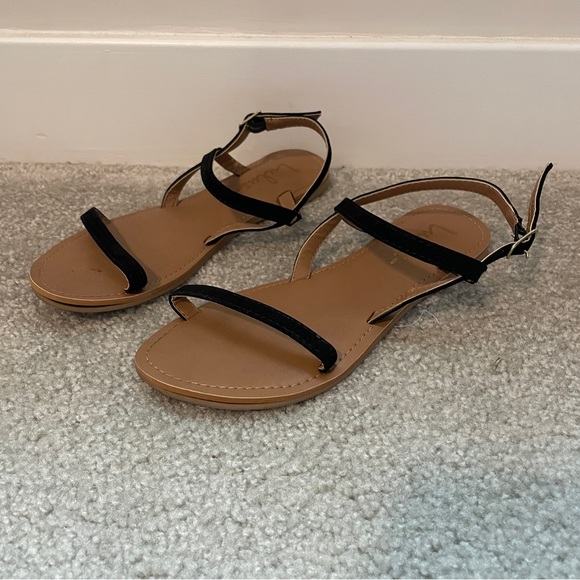 Lulu’s Black Sandals - Picture 2 of 5